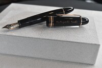 ピース又吉に贈呈された万年筆。