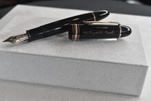 ピース又吉に贈呈された万年筆。