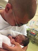 息子を抱きかかえるあばれる君。