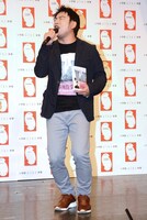 「芥川賞あるある」を披露するレイザーラモンRG。