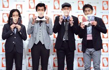 自著の裏表紙を見せる（左から）ピース又吉、トータルテンボス藤田、千原せいじと、又吉と羽田圭介の著作を持ったレイザーラモンRG（右端）。