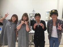 左から海原やすよ ともこ、ココリコ遠藤、品川庄司・庄司。(c)テレビ大阪