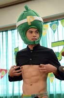 短ランをイメージした衣装が子供たちに人気だと話す小島よしお。