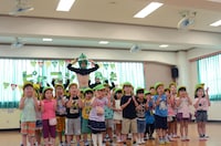 「ピーマンのうた」を披露する小島よしおと子供たち。