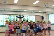 「ピーマンのうた」を披露する小島よしおと子供たち。