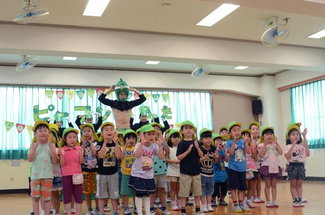「ピーマンのうた」を披露する小島よしおと子供たち。
