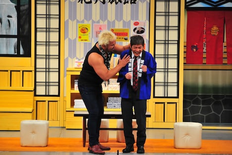 内場勝則をかわいがる真壁刀義。