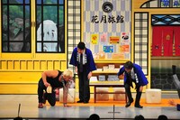 盛大にコケてみせた真壁刀義（左）。