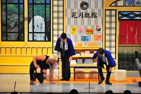 盛大にコケてみせた真壁刀義（左）。