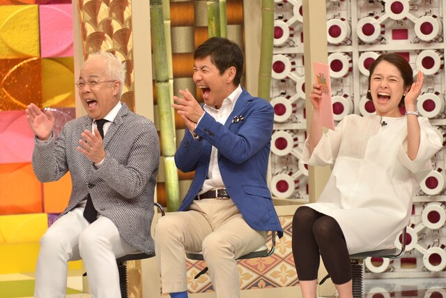 左から小堺一機、関根勤、西山喜久恵アナウンサー。(c)BSフジ