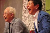 ネタを観賞する（左から）小堺一機、関根勤。(c)BSフジ