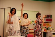 「老い愛で子さんのご自愛ください。」で主人公の老い愛で子を演じる森三中・黒沢（中央）。(c)テレビ東京