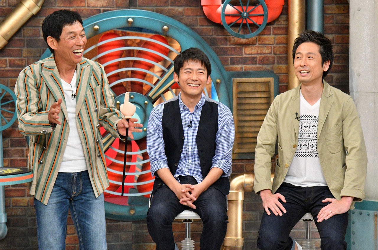「痛快！明石家電視台」に出演するロザンの2人とMCの明石家さんま（左端）。(c)MBS