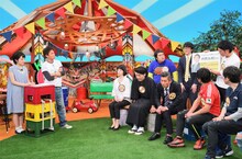 「ケンゴローサーカス団」に初登場するスーパーマラドーナ（上段右から2人）。(c)MBS