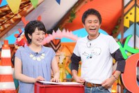 MCのダウンタウン浜田（右）とアシスタントの藤林温子（MBSアナウンサー）。