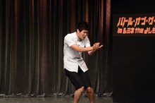 客席に茶碗蒸しを差し出すもう中学生。