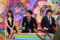 雨上がり決死隊と内田理央（左）。(c)テレビ朝日