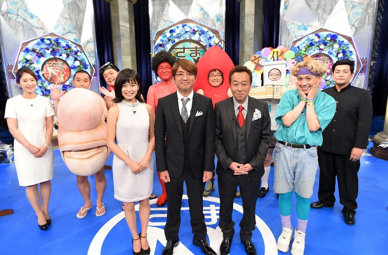 MCのさまぁ～ず（前列中央）ら「さまノーベル賞」の出演者たち。(c)TBS