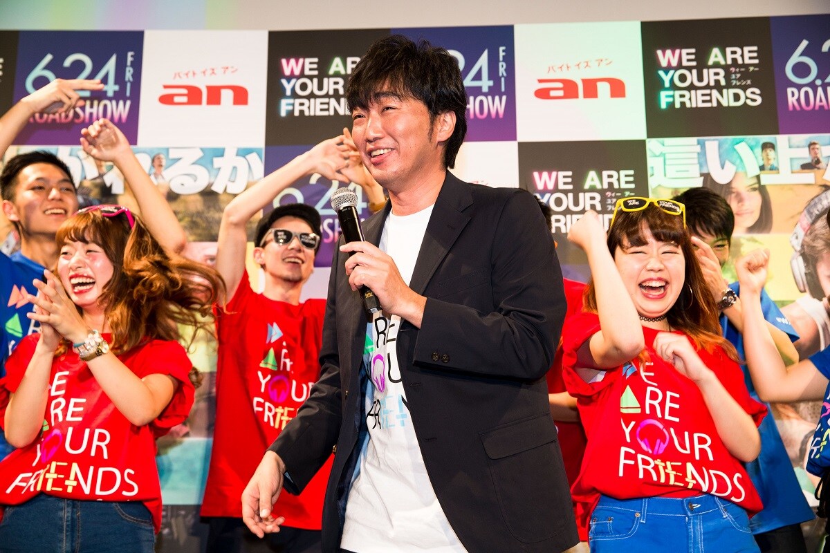 スピードワゴン小沢、パリピ集団に囲まれてEDM映画をPR