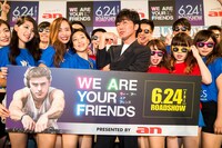 映画「WE ARE YOUR FRIENDS ウィー・アー・ユア・フレンズ」のPRイベントに出席したスピードワゴン小沢と“パリピ”の集団。