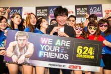 映画「WE ARE YOUR FRIENDS ウィー・アー・ユア・フレンズ」のPRイベントに出席したスピードワゴン小沢と“パリピ”の集団。