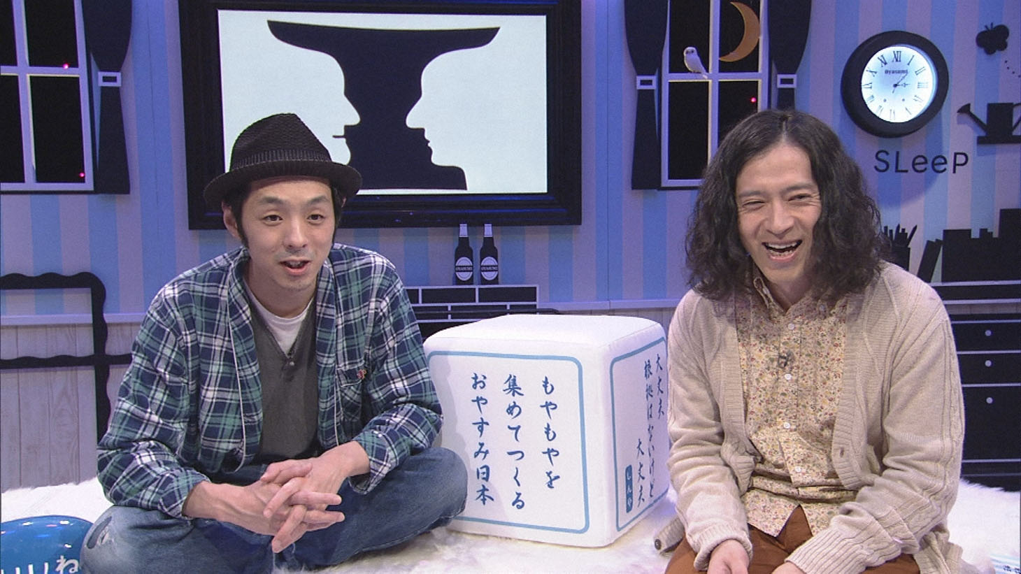 「おやすみ日本 眠いいね！」に出演する宮藤官九郎とピース又吉（左から）。(c)NHK