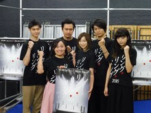 記者発表に出席した主演のキンタロー。（前列左端）。