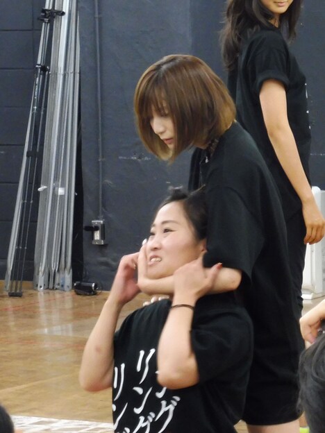 公開稽古に臨むキンタロー。と芹那。