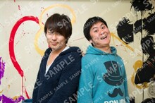 ウーマンラッシュアワーの生写真サンプル。