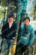 ウーマンラッシュアワーの生写真サンプル。