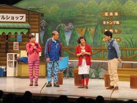 すっちー座長セレクト公演「すち子のラブラブキャンプ」のワンシーン。