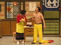 すっちー座長セレクト公演「すち子の親子丼ドーン！」のワンシーン。