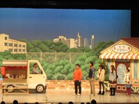 川畑座長セレクト公演「思い出の電話ボックス」のワンシーン。