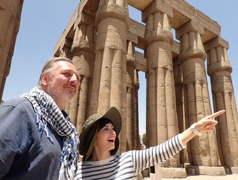 ホラン千秋（右）と考古学者のリーヴス氏。(c)TBS