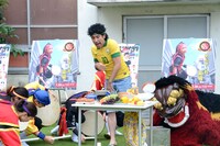 ゴリがテーブクロス引きを盛大に失敗した場面。