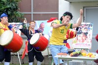 テーブクロス引きに失敗し、踊り出すゴリ。