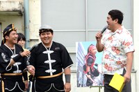 セブンbyセブンと会見のMCを務めた諸見里大介（右）。