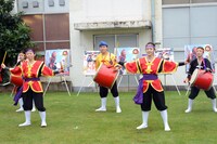 琉球國祭り太鼓による演舞の様子。
