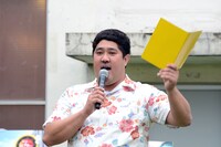 会見のMCを務めた諸見里大介。