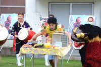 テーブクロス引きに挑戦するゴリ。