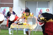 テーブクロス引きに挑戦するゴリ。
