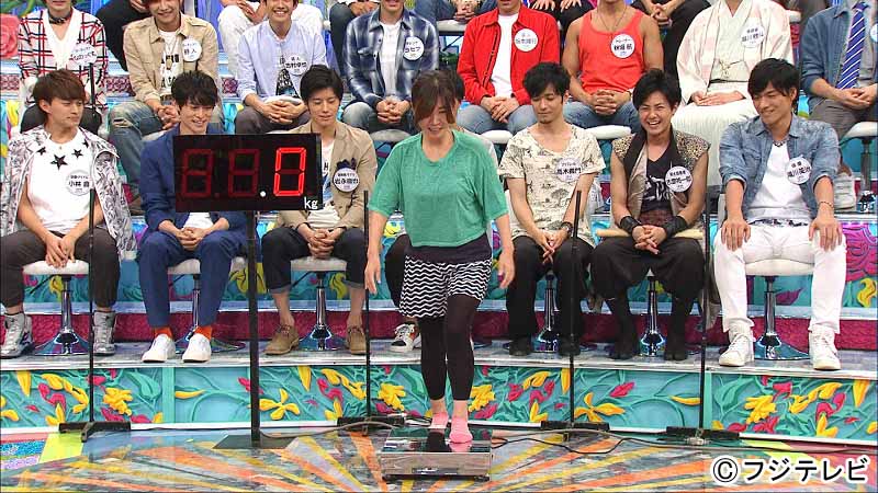 オアシズ大久保（中央）と男性出演者たち。