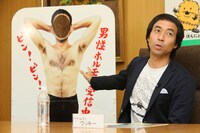 会見中の様子。