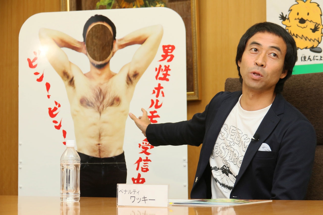 会見中の様子。