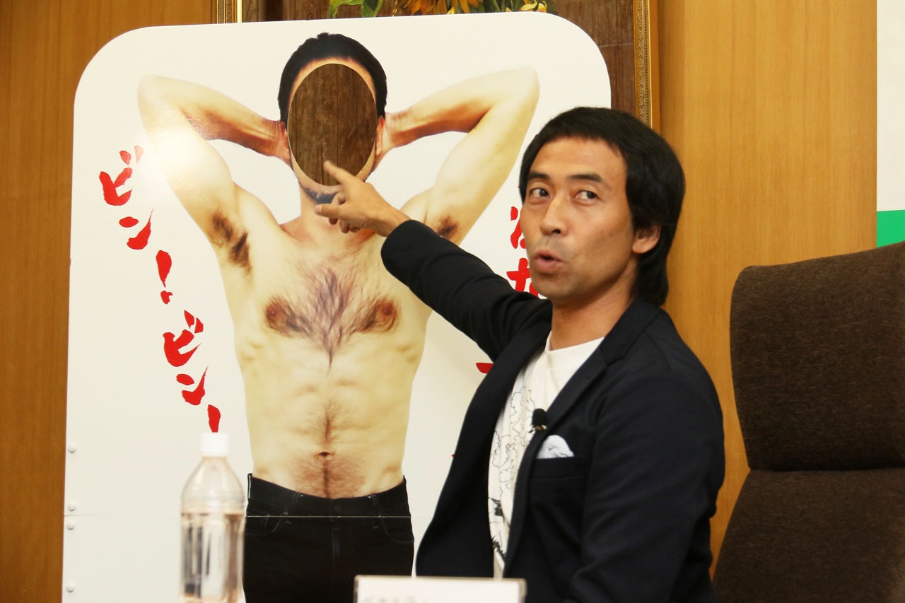 会見に出席したワッキー。