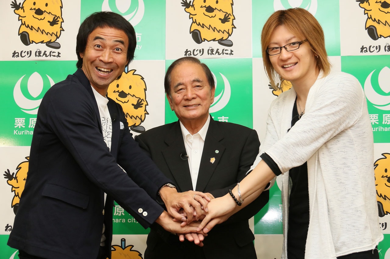 左からペナルティ・ワッキー、栗原市の市長・佐藤勇氏、イベントプロデューサーの若新雄純氏。