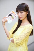 内田理央演じる結城春菜。