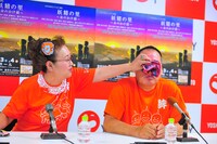 会見中の様子。