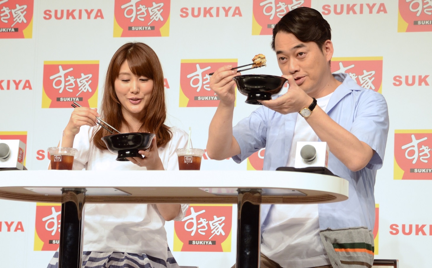 「うな牛」を試食する（左から）安めぐみ、バナナマン設楽。