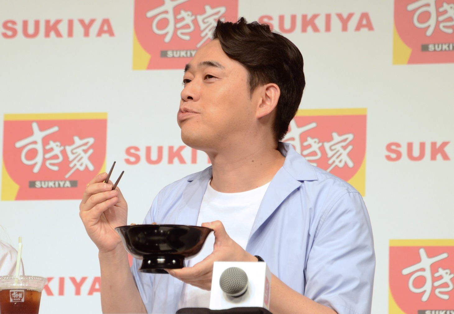 「うな牛」を試食するバナナマン設楽。